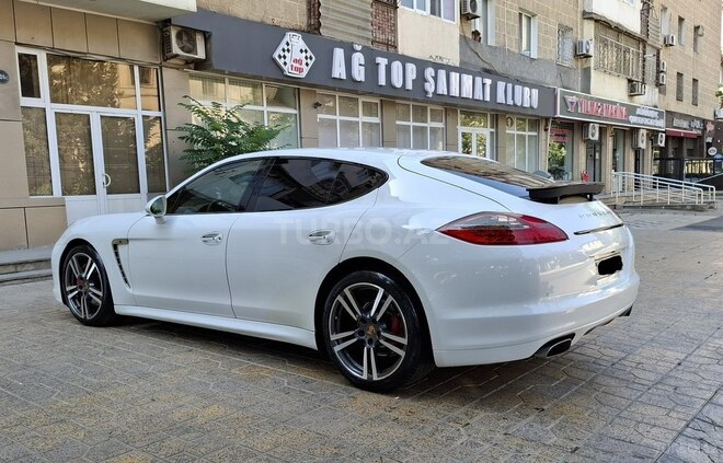 Porsche Panamera-6