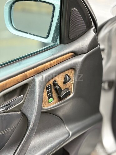 Mercedes E 320-13