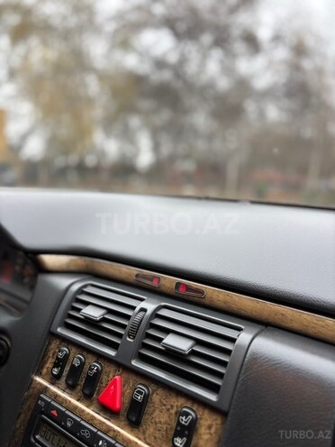 Mercedes E 320-11