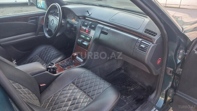 Mercedes E 240 1999, 318,574 km - 2.4 l - Bakı