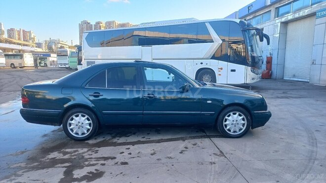 Mercedes E 240 1999, 318,574 km - 2.4 l - Bakı