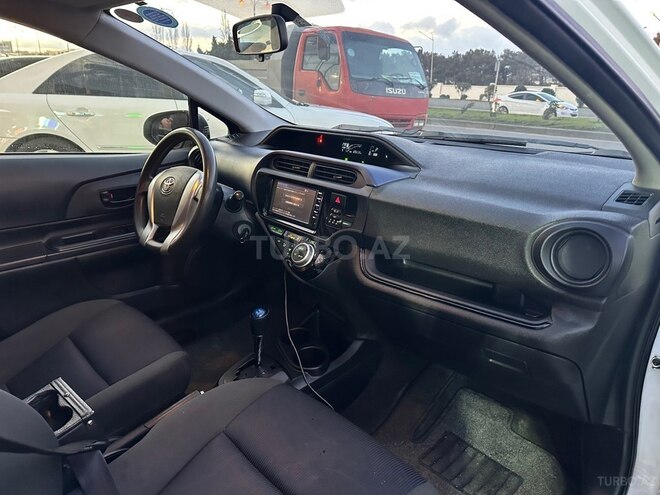 Toyota Aqua-8