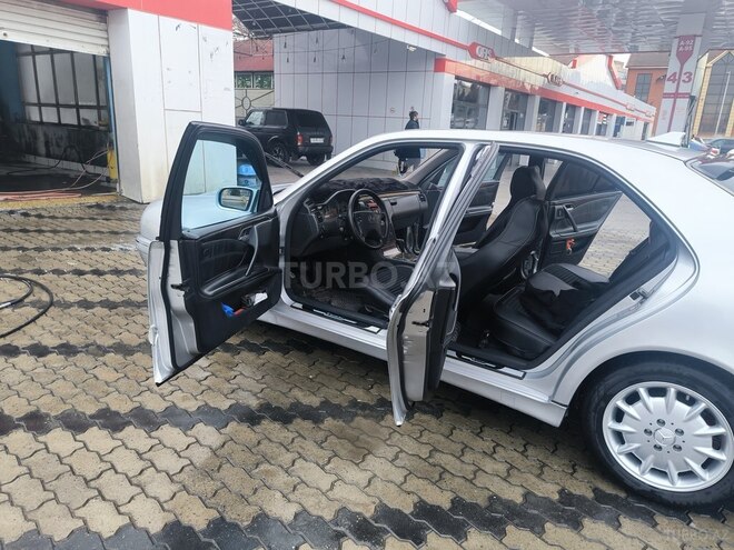 Mercedes E 240 2001, 323,386 km - 2.6 л - Şirvan