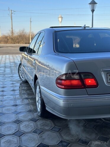 Mercedes E 240 2000, 298,000 km - 2.4 l - Saatlı