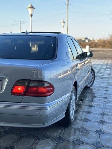 Mercedes E 240 2000, 298,000 km - 2.4 l - Saatlı