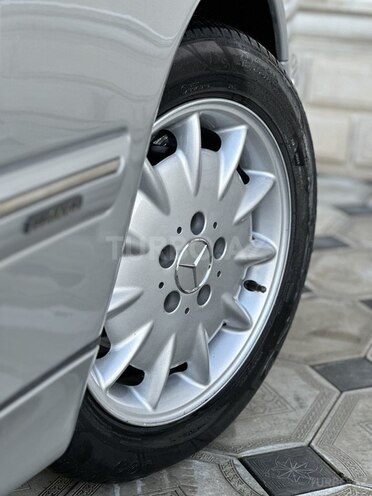 Mercedes E 240 2000, 298,000 km - 2.4 l - Saatlı