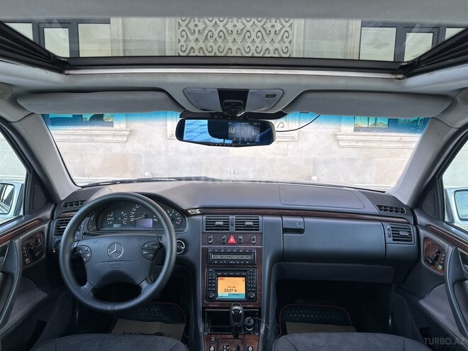 Mercedes E 240 2000, 298,000 km - 2.4 l - Saatlı