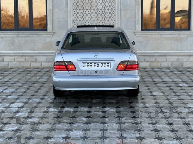 Mercedes E 240 2000, 298,000 km - 2.4 l - Saatlı