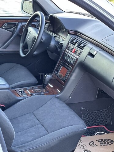 Mercedes E 240 2000, 298,000 km - 2.4 l - Saatlı