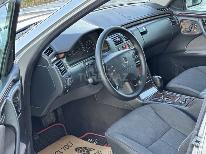 Mercedes E 240 2000, 298,000 km - 2.4 l - Saatlı