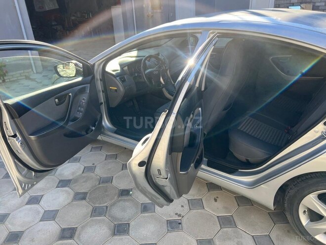 Hyundai Elantra-6