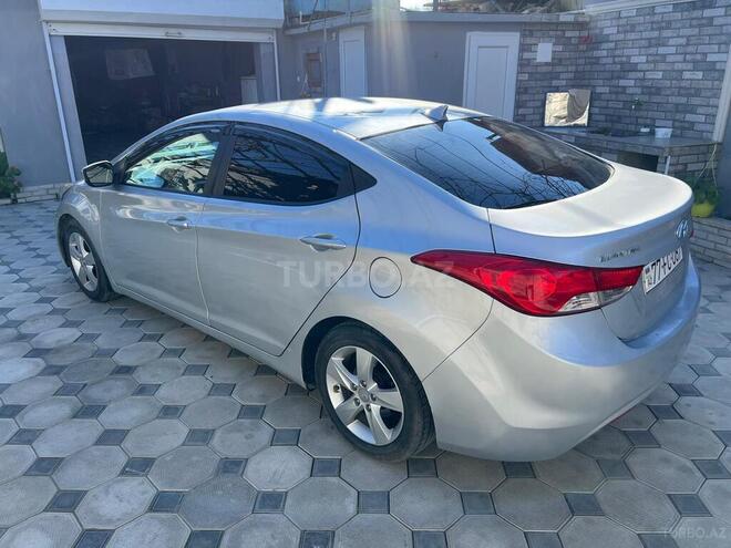 Hyundai Elantra-8