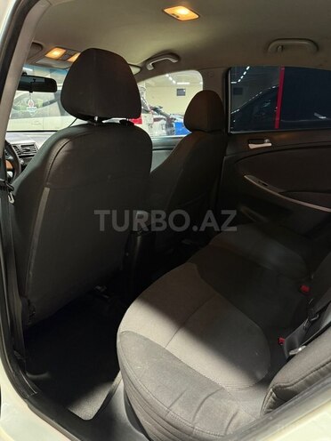 Hyundai Accent-14