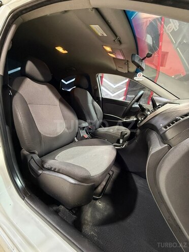Hyundai Accent-12