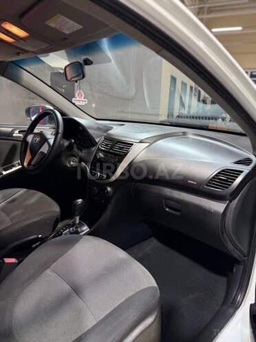 Hyundai Accent-11