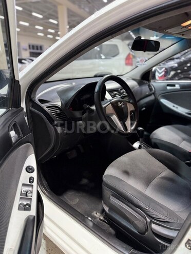 Hyundai Accent-10