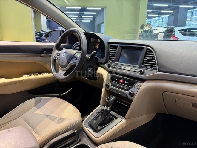 Hyundai Elantra-13