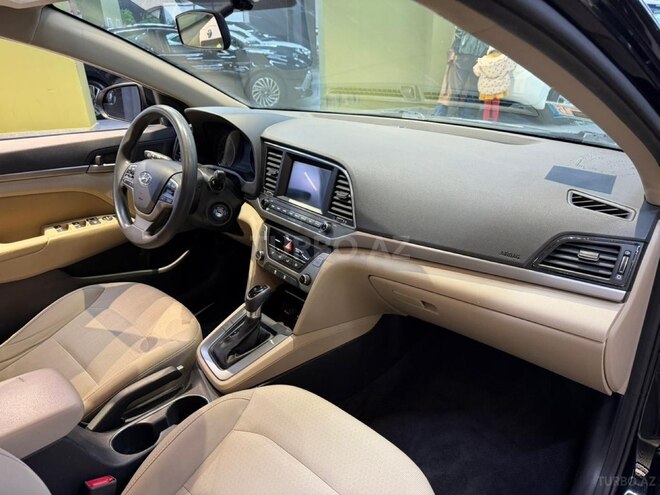 Hyundai Elantra-12