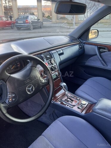 Mercedes E 240 2000, 280,800 km - 2.4 л - Yevlax