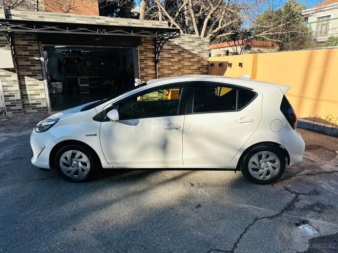 Toyota Aqua-4