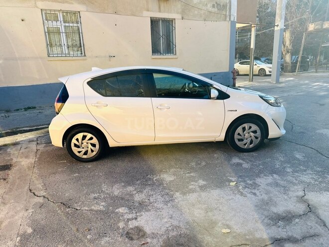 Toyota Aqua-8