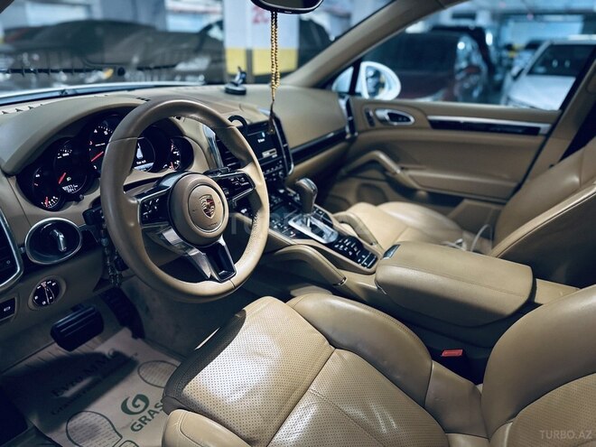 Porsche Cayenne S-8