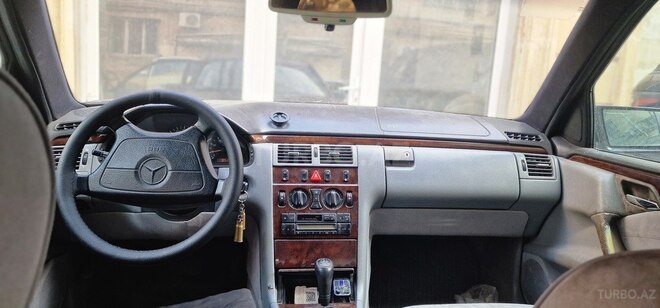 Mercedes E 230-2