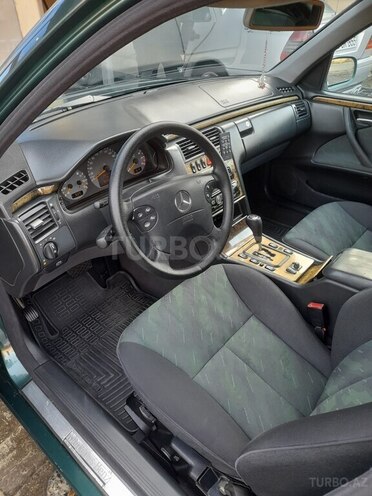 Mercedes E 240-7
