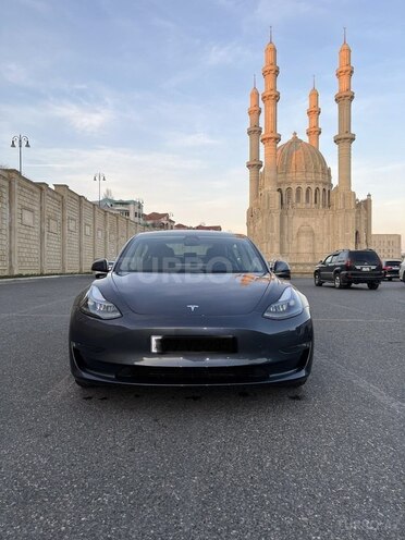 Tesla Model 3-1