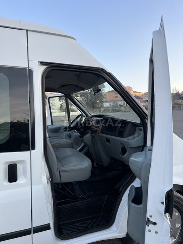 Ford Transit-12