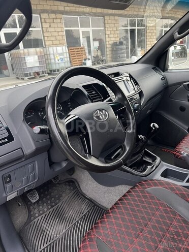 Toyota Hilux 2013, 210,000 km - 3.0 l - Salyan