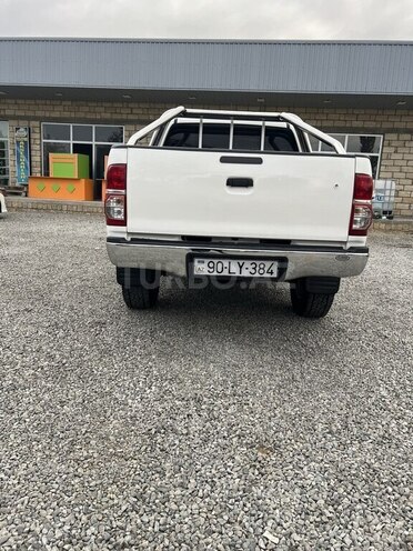 Toyota Hilux 2013, 210,000 km - 3.0 l - Salyan