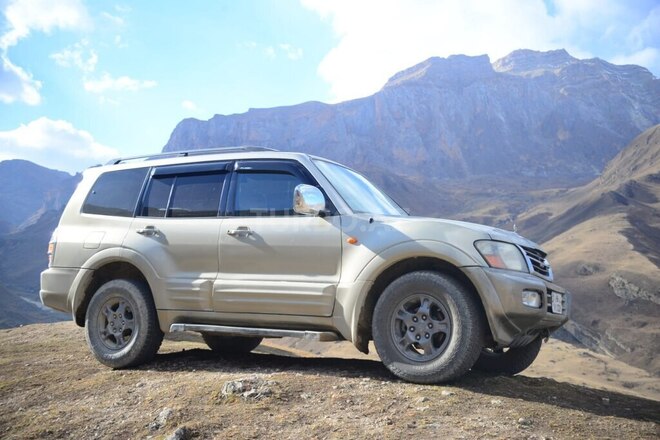 Mitsubishi Pajero 2000, 380,000 km - 3.0 l - Qusar