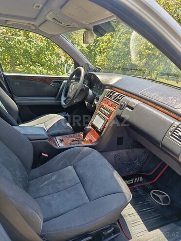 Mercedes E 240 1998, 263,000 km - 2.4 l - Qəbələ