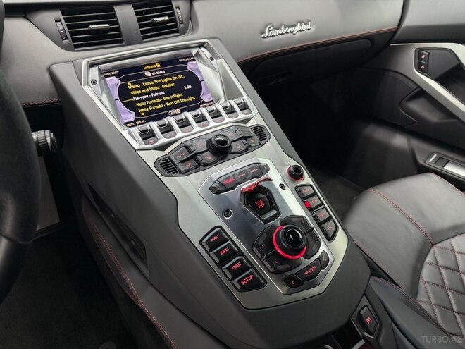 Lamborghini Aventador-12