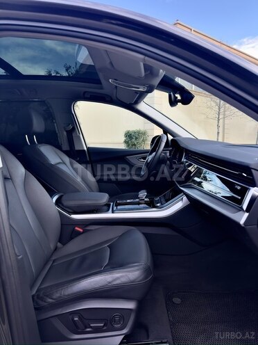 Audi Q7-8