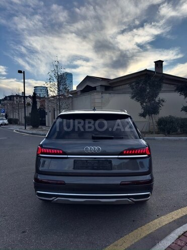 Audi Q7-5