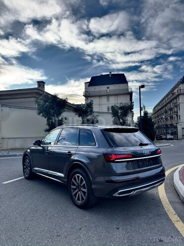 Audi Q7-6