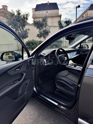 Audi Q7-9