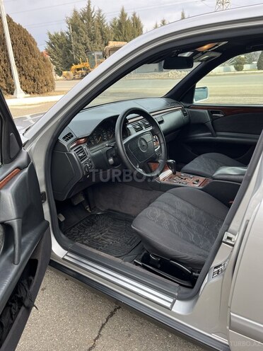 Mercedes E 240 1998, 339,850 km - 2.4 l - Qazax