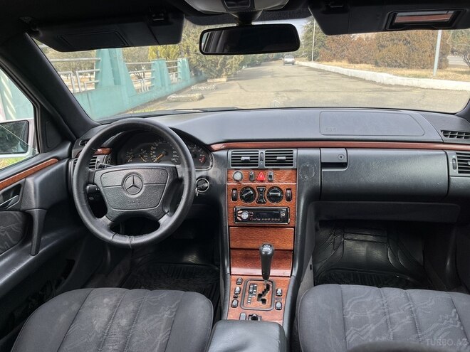 Mercedes E 240 1998, 339,850 km - 2.4 l - Qazax