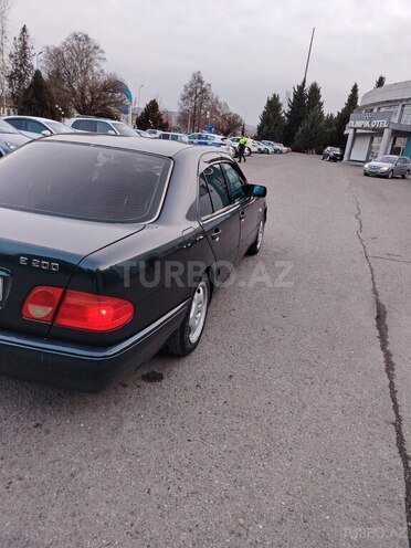 Mercedes E 200 1996, 520,000 km - 2.0 л - Qazax