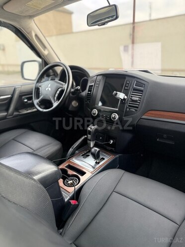 Mitsubishi Pajero-9