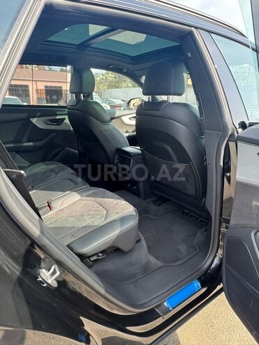 Audi Q8-14