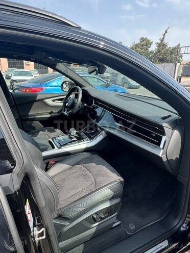 Audi Q8-13