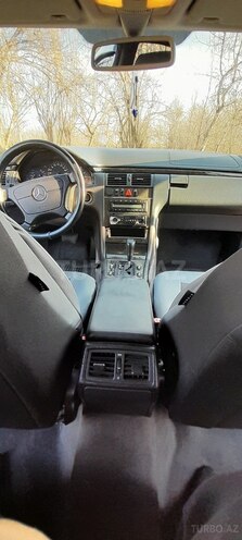 Mercedes E 240-2