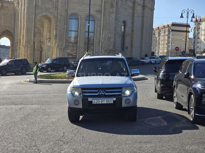 Mitsubishi Pajero-2