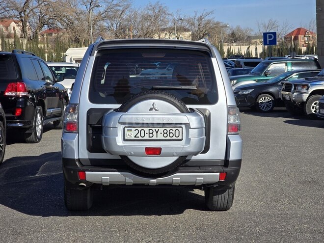 Mitsubishi Pajero-7
