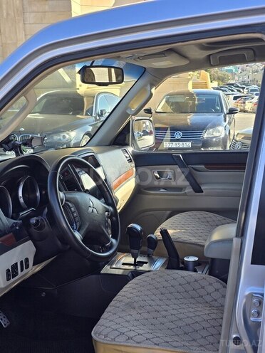 Mitsubishi Pajero-8