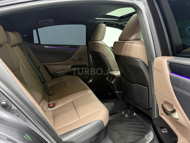 Lexus ES 300h-13